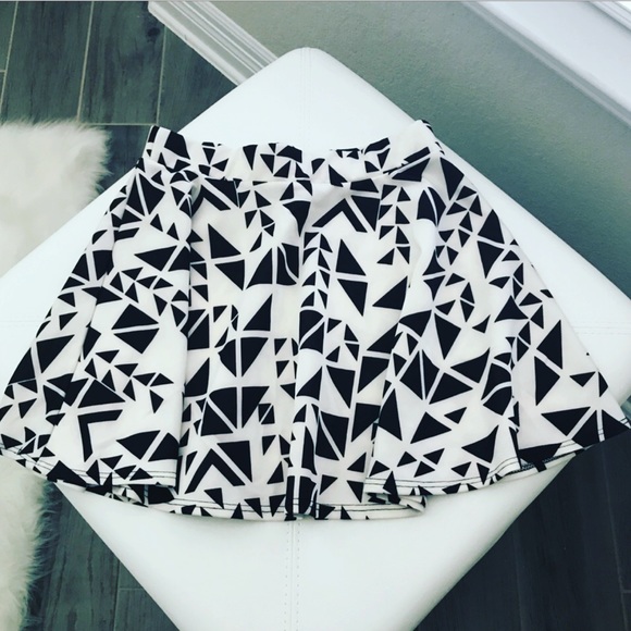 NWOT Black & White Geometric Skater Skirt - Picture 1 of 3